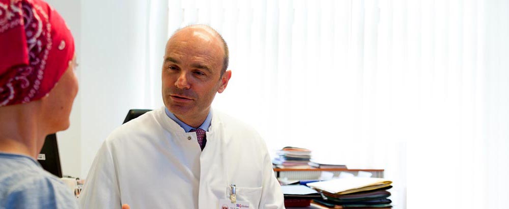 Zentr. & Sprechstunden: Prof. Dr. med. Uwe Martens mit Patientin im Tumorzentrum