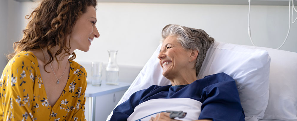 Besucherin bei Patientin auf Station