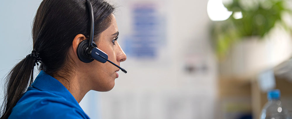 Frau mit Telefon-Headset