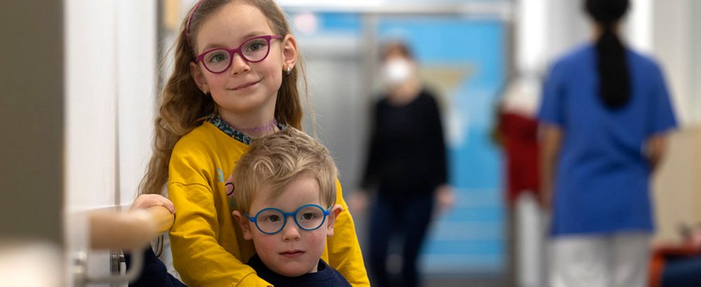 Zwei Kinder im Krankenhausflur