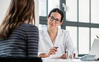 Ärztin während Sprechstunde