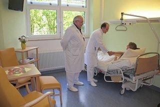 Prof. Pereira, Direktor des Zentrums, begrüßt zusammen mit Dr. Bernd Briele, Oberarzt der Abteilung, die erste Patientin in den neuen Räumen der Nuklearmedizinischen Therapiestation