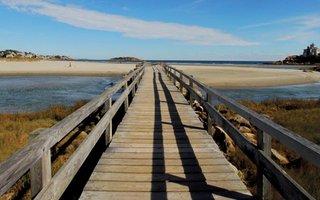 Holzbrücke am Meer