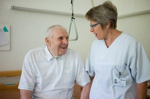 Pflegetherapie: Krankenpflegerin mit Patient