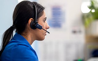 Frau mit Telefon-Headset