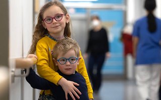 Zwei Kinder im Krankenhausflur