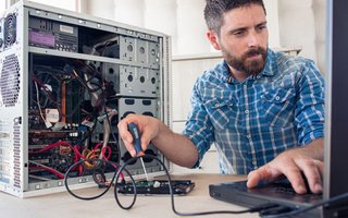 IT-Mitarbeiter beim reparieren eines Computers