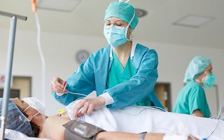 Krankenpflegerin, die einen Zugang legt