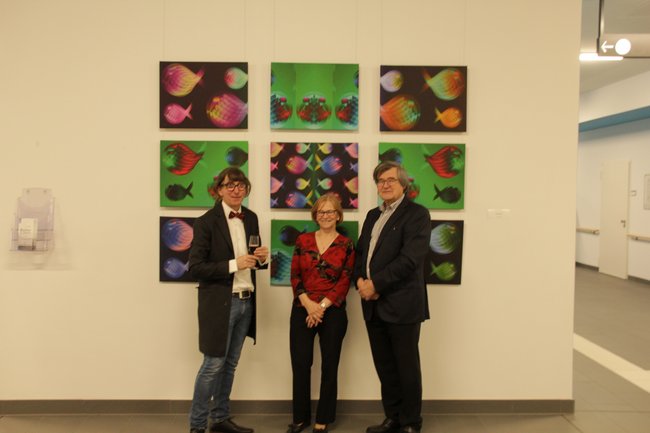 Galerie im Klinikum: Künstler Dr. Andreas Pick mit Petra Körber und Prof. Rumpelt, Initiator der Vernissage (v.l.n.r.).