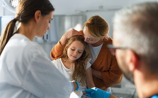 Mutter mit Kind in der Notaufnahme