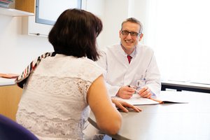 Prof. Dr. med. Marc Bischof im Gespräch mit Patientin