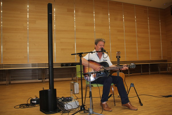 Ignaz Netzer bei seinem Auftritt im Rahmen der Veranstaltungsreihe "Kultur im Klinikum"