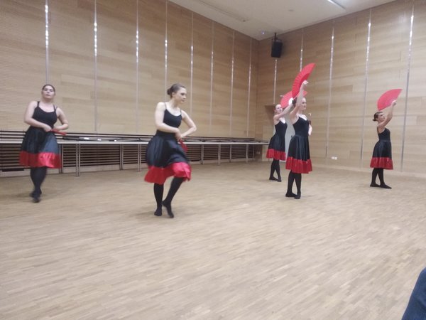 Stepp meets Jazzdance – Schwanensee auf Spanisch.